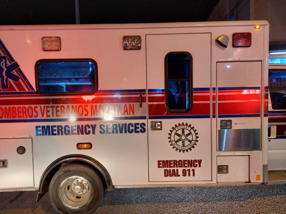 Una ambulancia con las luces encendidas