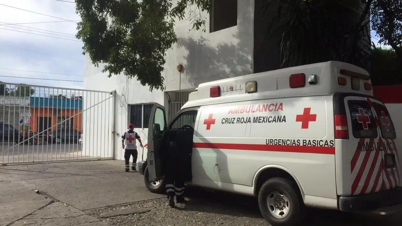 Ambulancia de la Cruz Roja Mazatlán estacionada