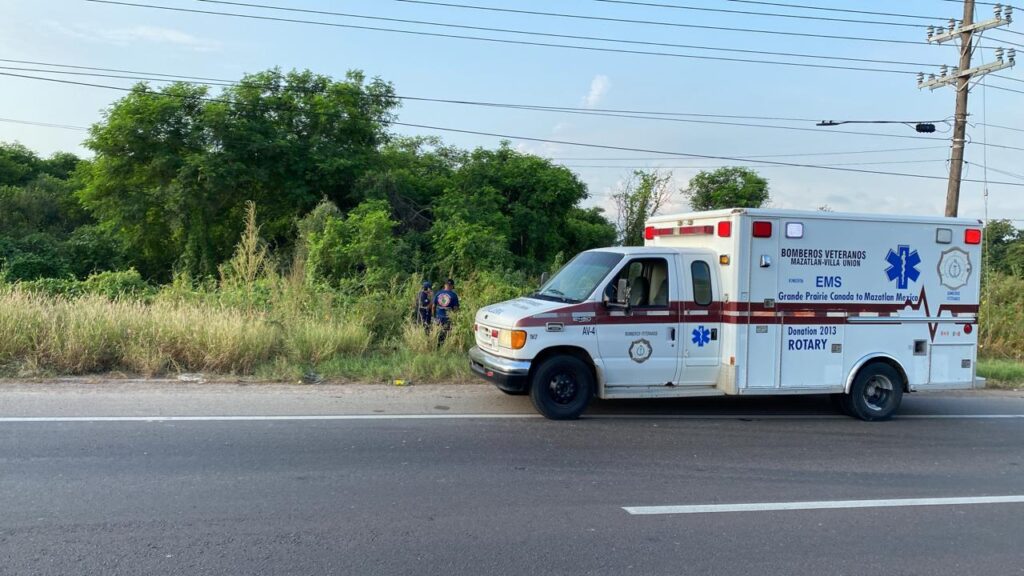 Ambulancia de Bomberos Veteranos de Mazatlán sobre carretera de Villa Unión