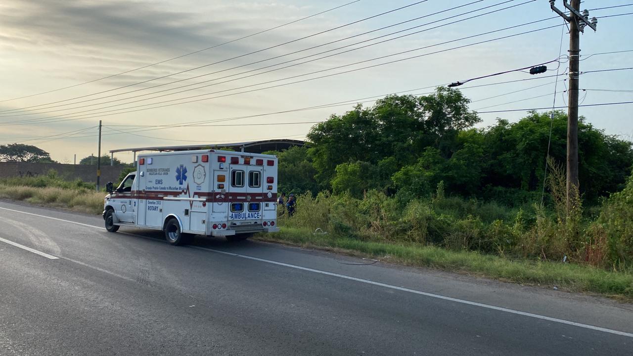 Ambulancia de paramédicos de Bomberos Veteranos de Mazatlán sobre carretera