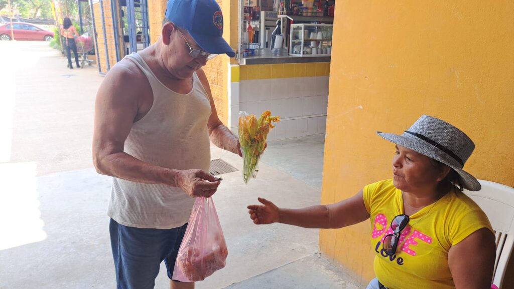 Ana Martínez, comerciante originaria de Oaxaca que vende productos de su tierra en Mazatlán