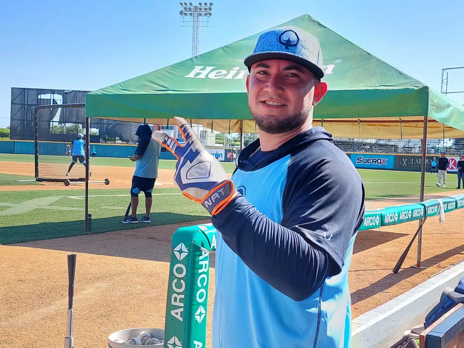 Una persona con uniforme de entrenar de un equipo de beisbol