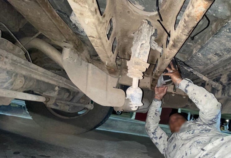 Armas ocultas en auto