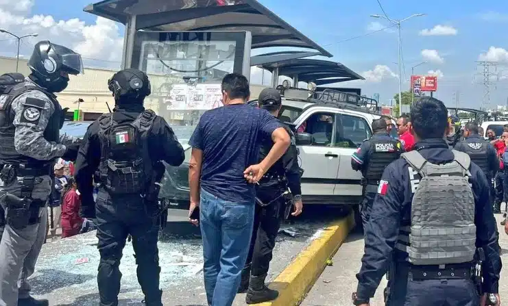 Camioneta atropella a 10 personas en Puebla