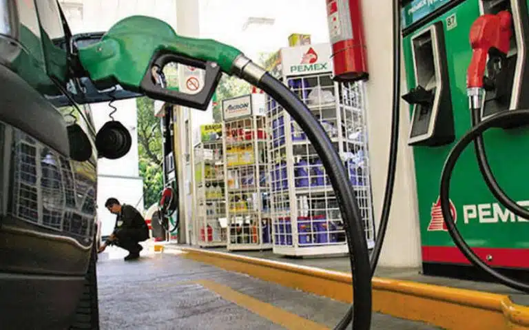 Manguera de gasolina mientras se carga combustible a un vehículo en una estación de servicios