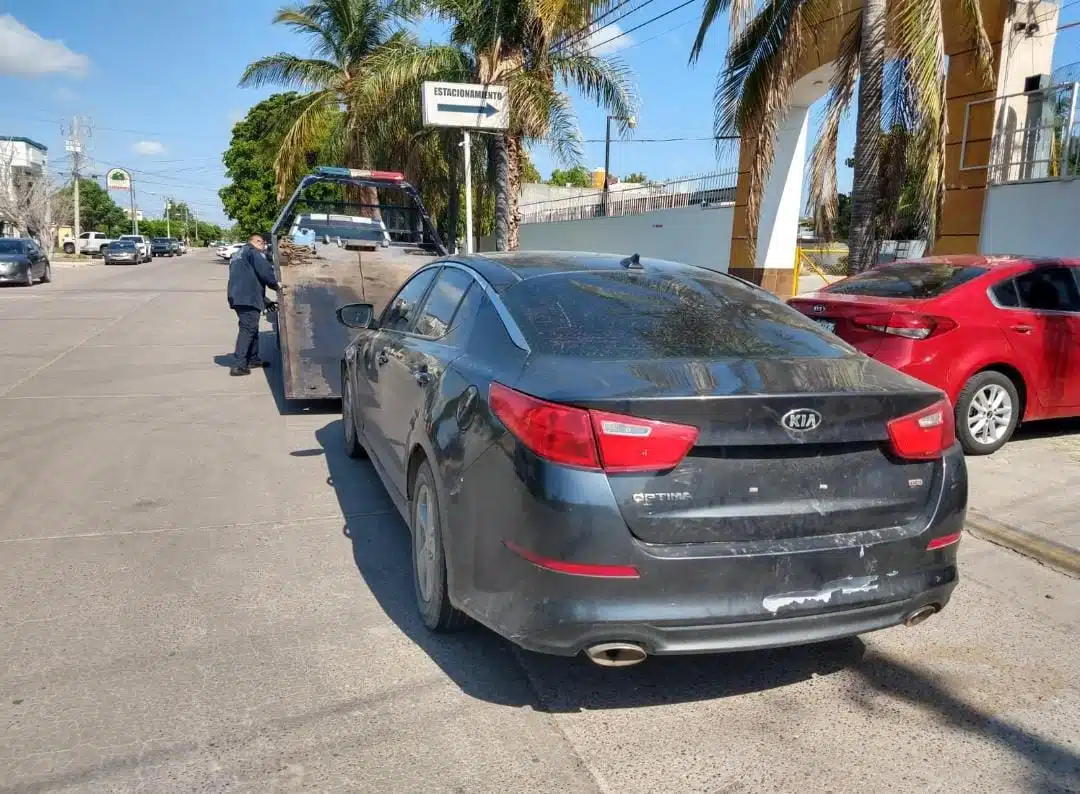 Auto Optima de la Kia a punto de subir a una grúa