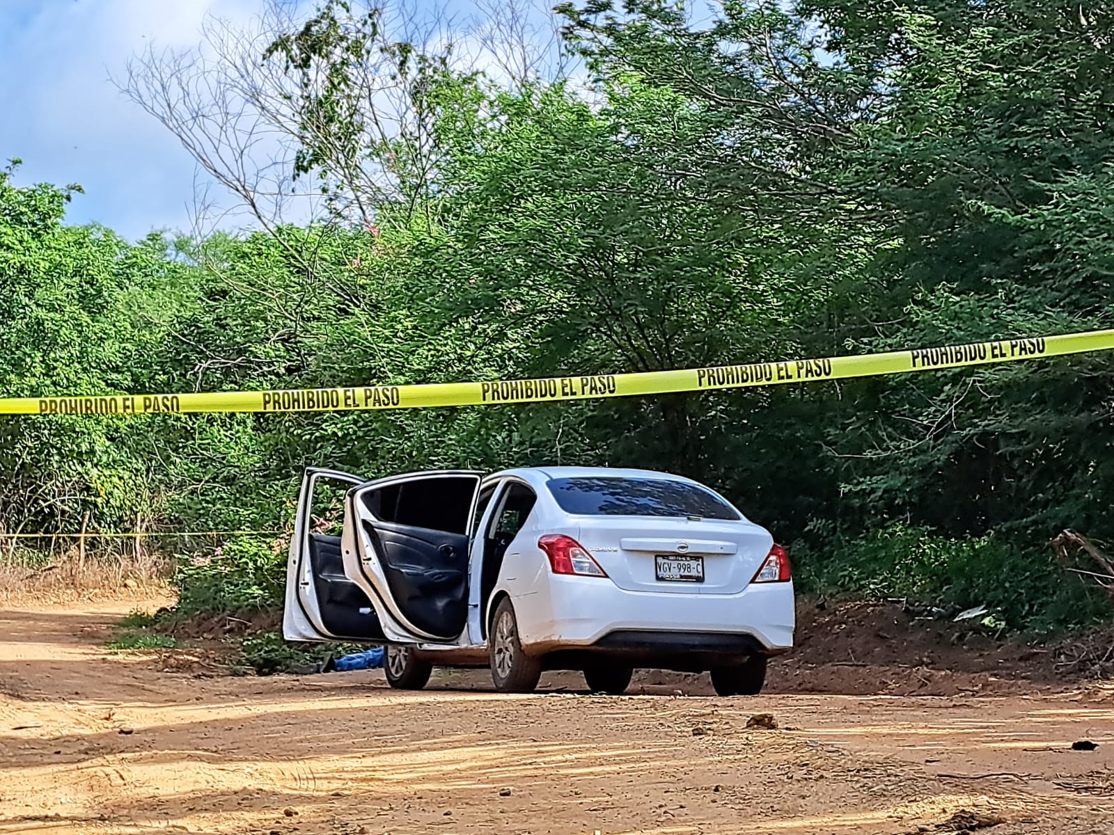Auto blanco en escena del crimen