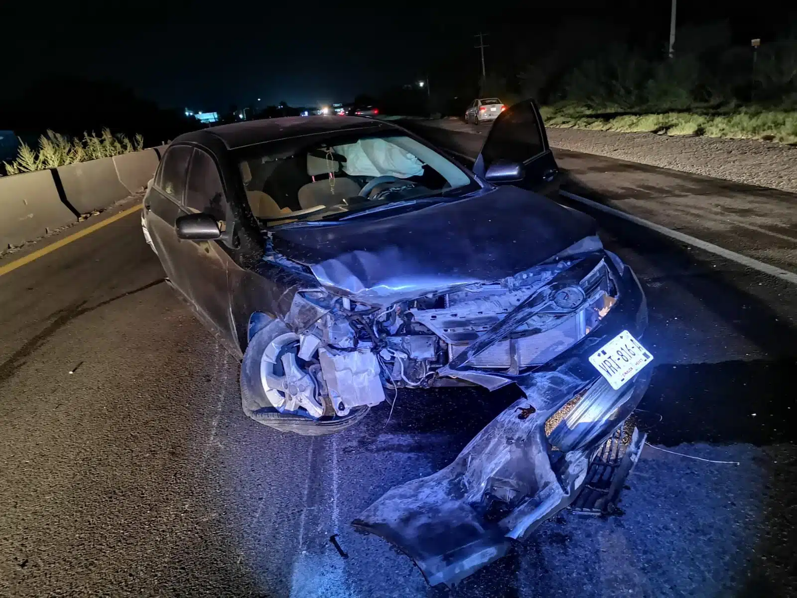 Auto gris choque muro carretera México 15 Los Mochis