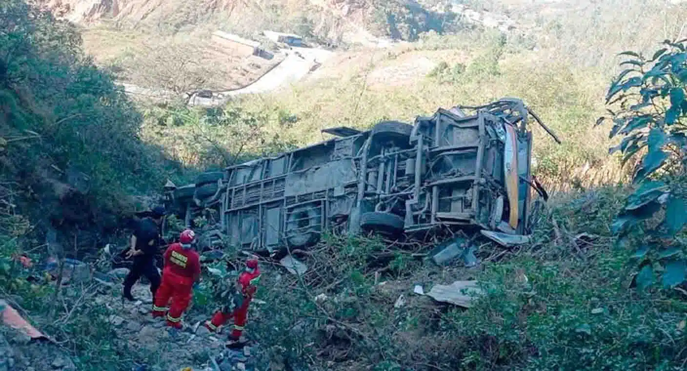 Autobús cae a un abismo en Perú; reportan al menos 24 muertos