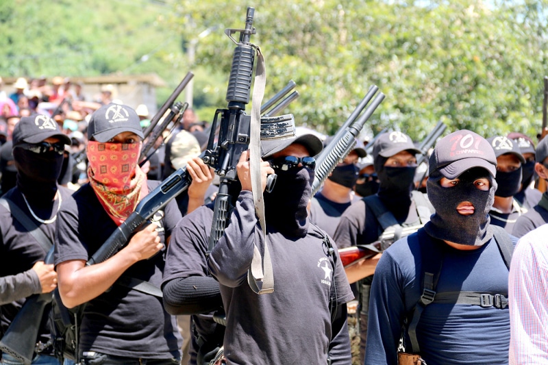 Hombres armados y encapuchados
