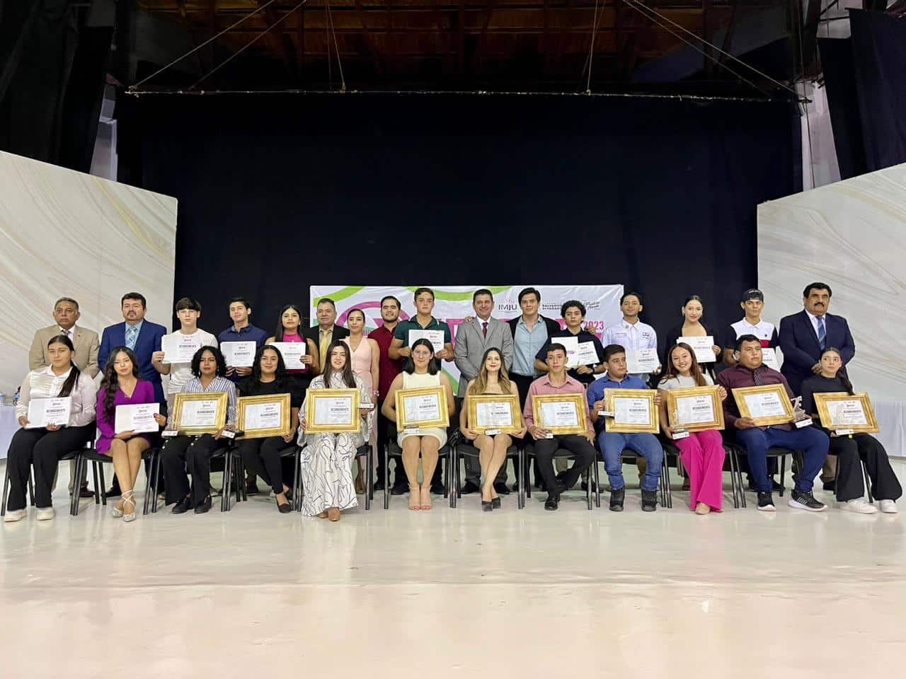 Galardonan a jóvenes del municipio de Salvador Alvarado.