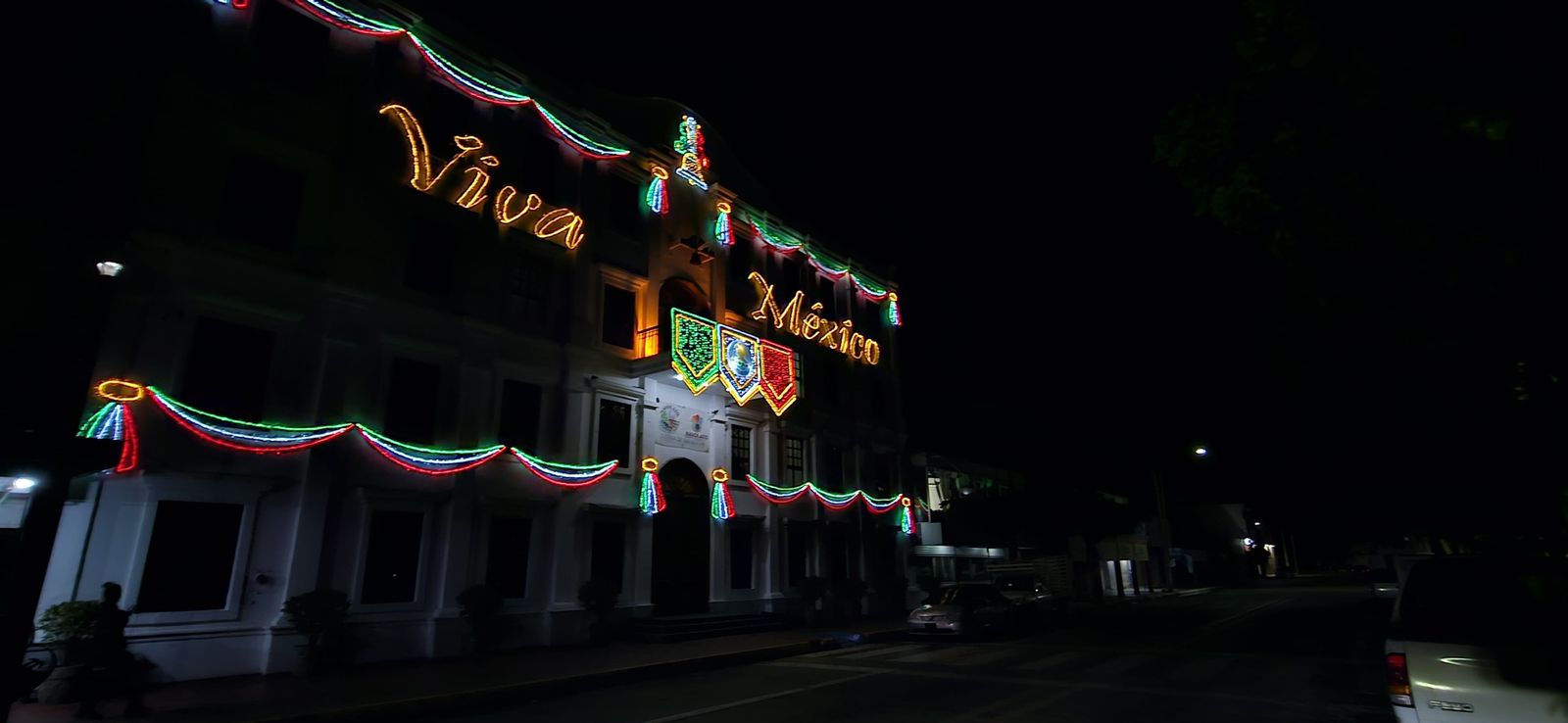 Palacio Municipal decorado de fiesta patria