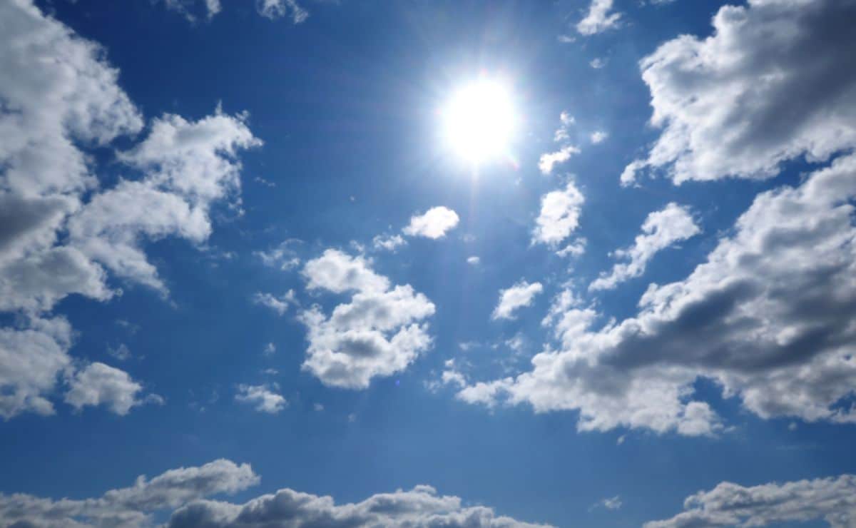 cielo despegado sol y nubes