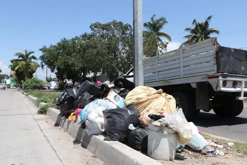 Basura acumulada en avenida Emilio Barragán en Mazatlán