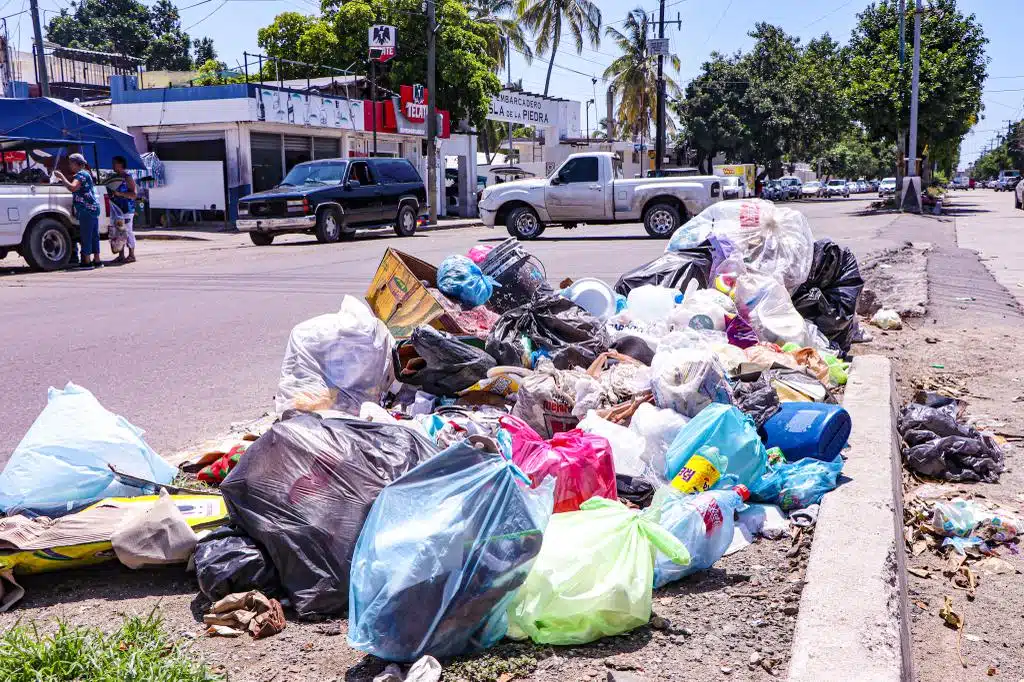 Basura acumulada en avenida Emilio Barragán en Mazatlán