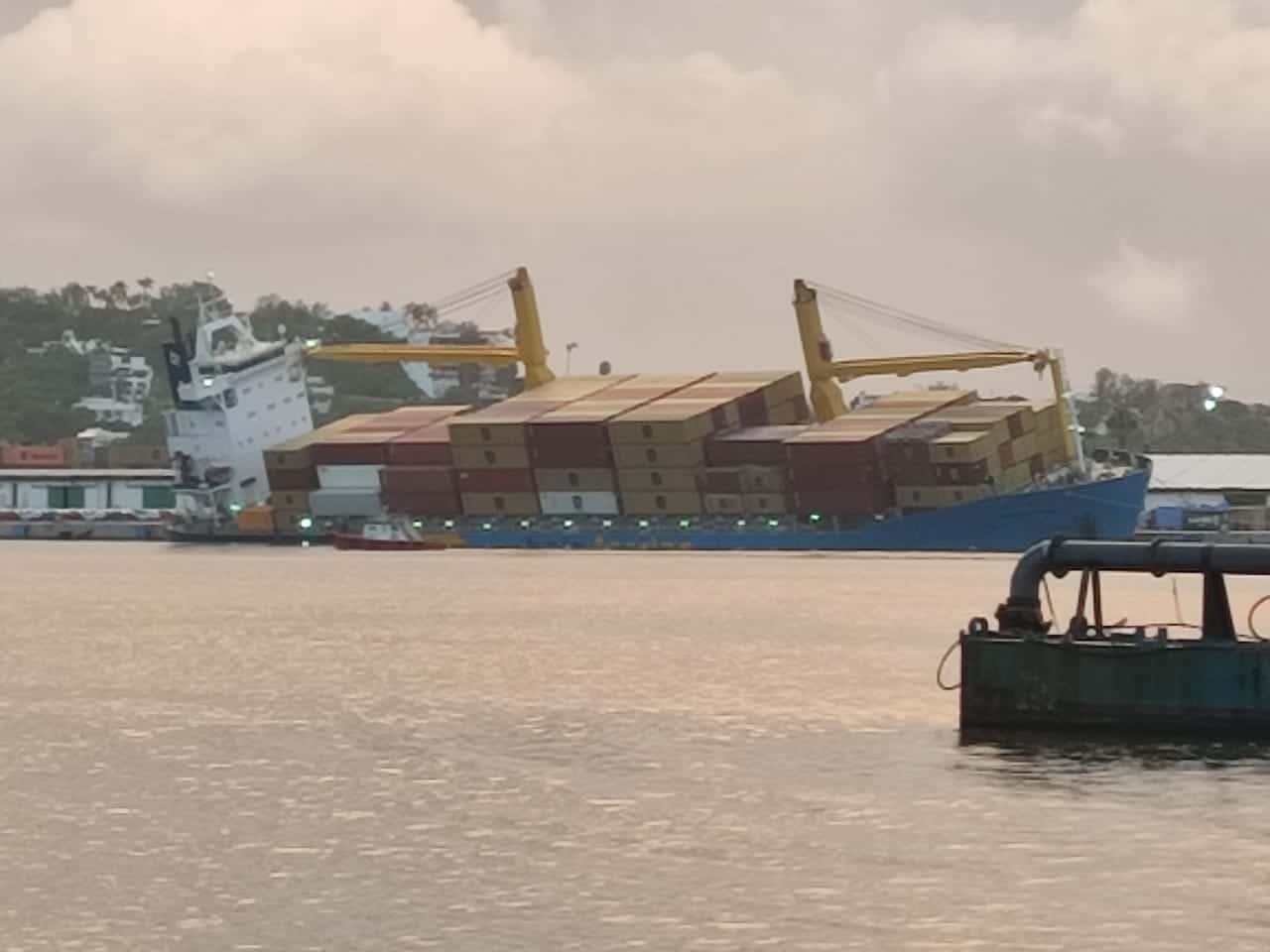 Barco hundiéndose hacia un lado en el mar
