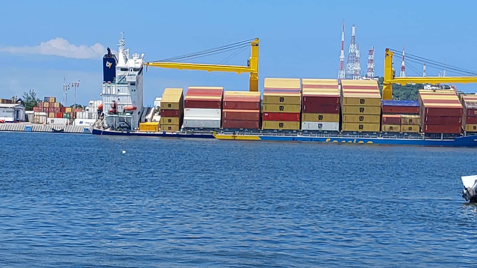 Barco hundiéndose hacia un lado en el mar