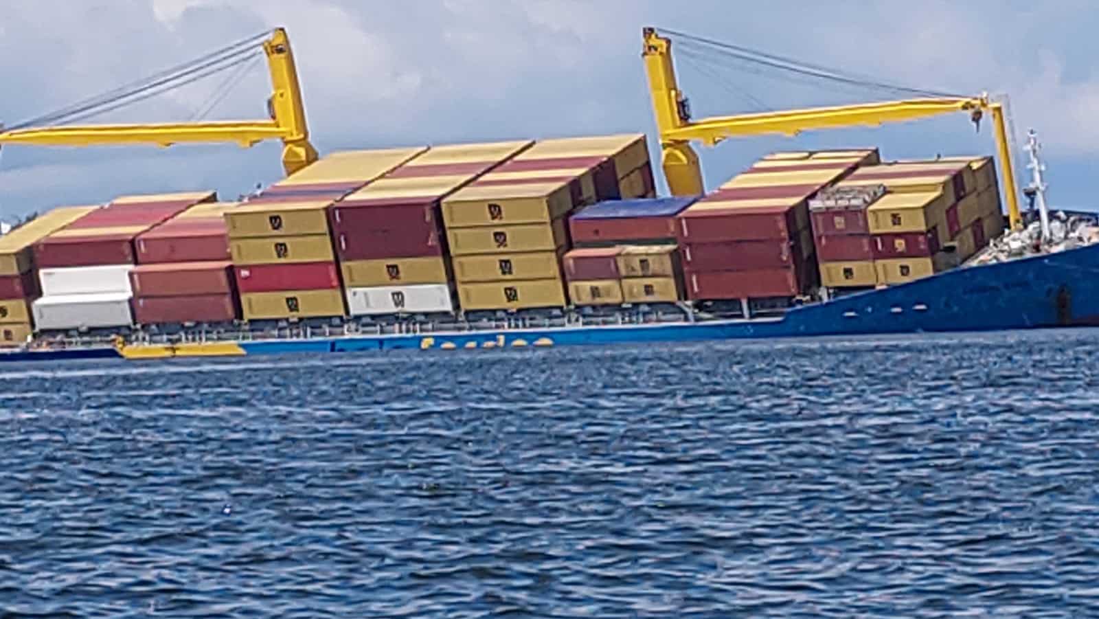 Barco hundiéndose hacia un lado en el mar