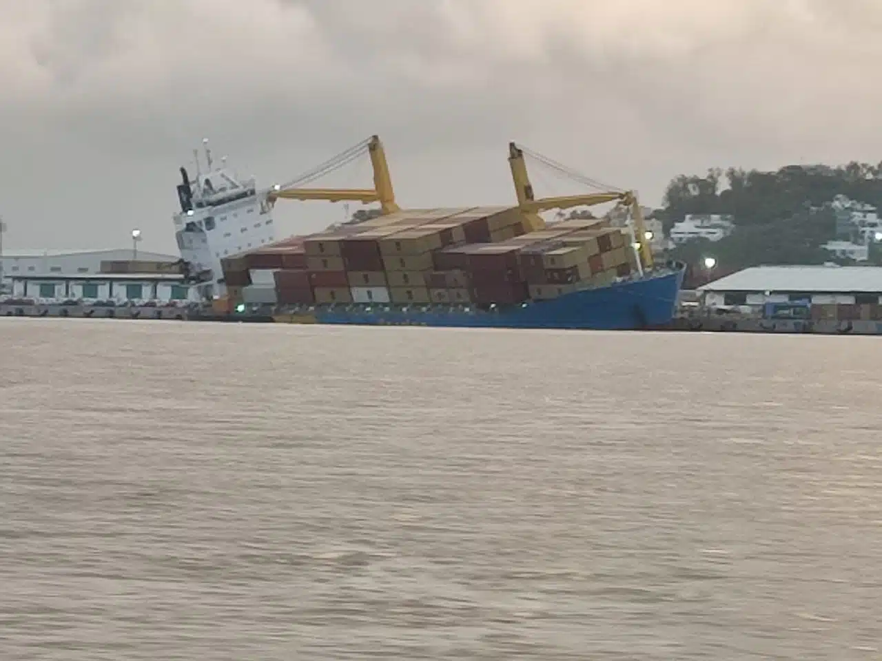 Barco hundiéndose hacia un lado en el mar