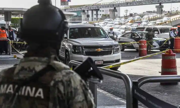 2 policías lesionados y un detenido deja balacera en el AICM