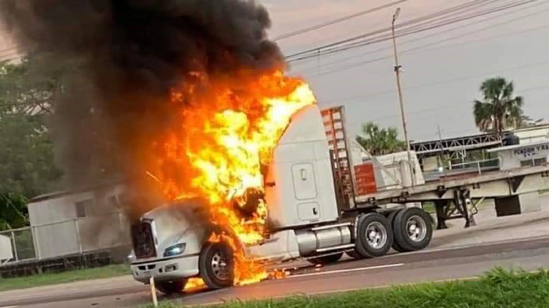Vehículo incendiado en carretera