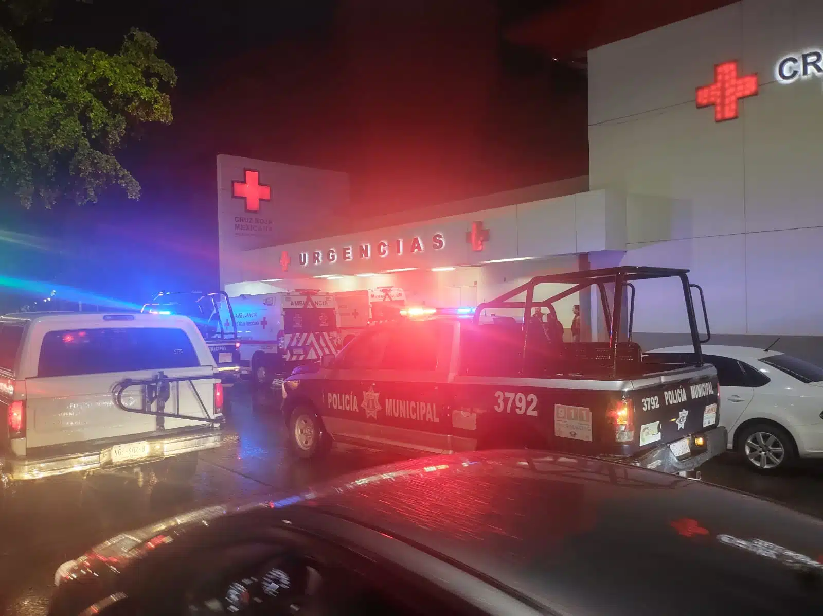 La víctima falleció mientras recibía atención medica en el área de urgencias de la base de Cruz Roja Culiacán.