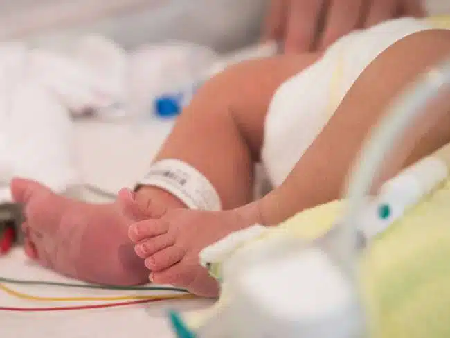 Pies de bebé en un hospital