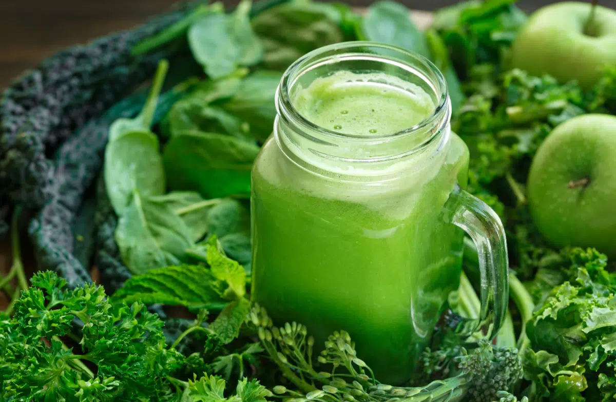 Beneficios de consumir de manera regular jugo verde