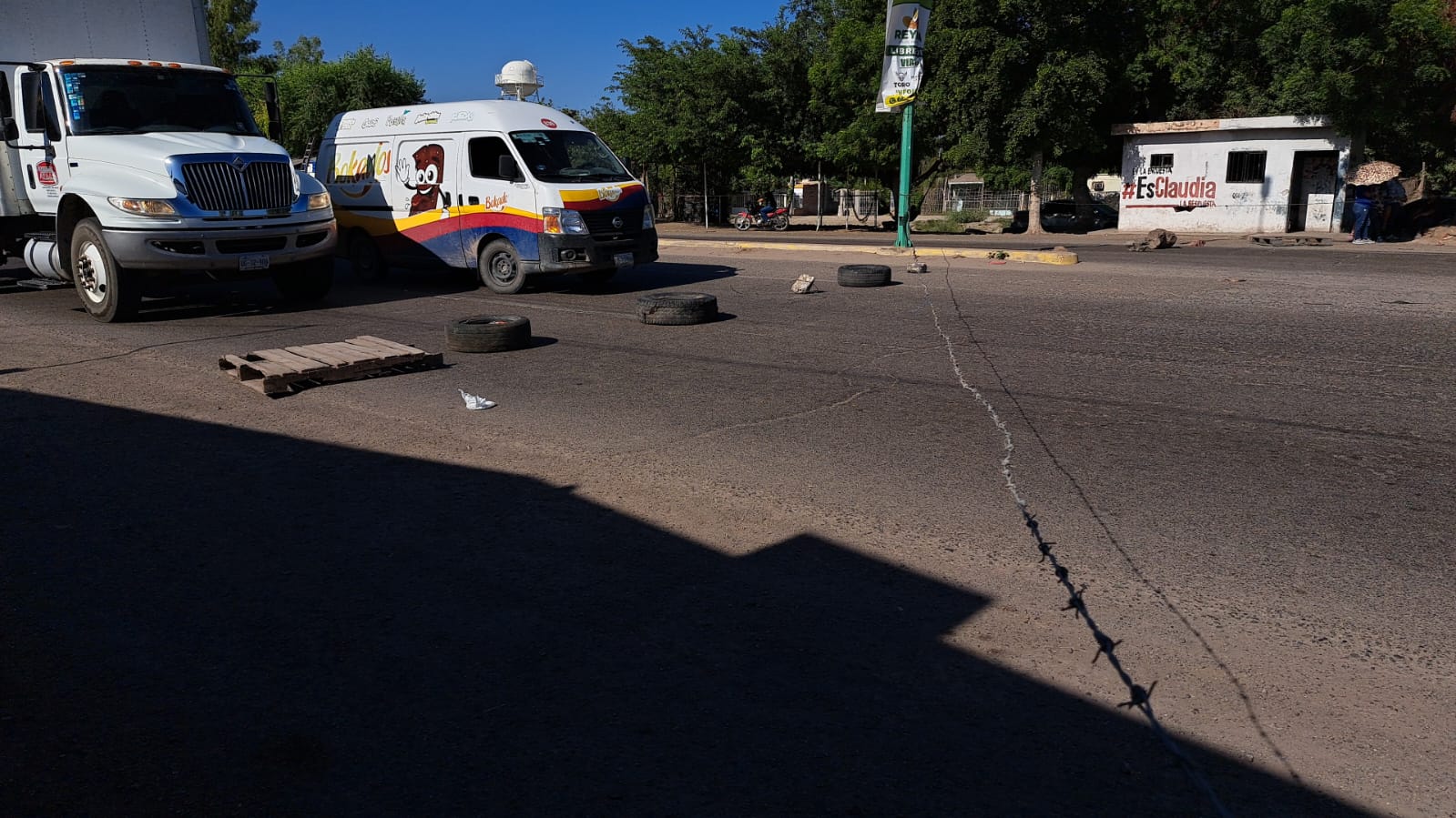 Carros, camiones, llantas y alambre de púas
