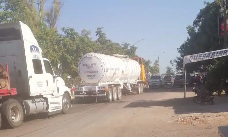 Bloqueo de la carretera Mochis-El Fuerte