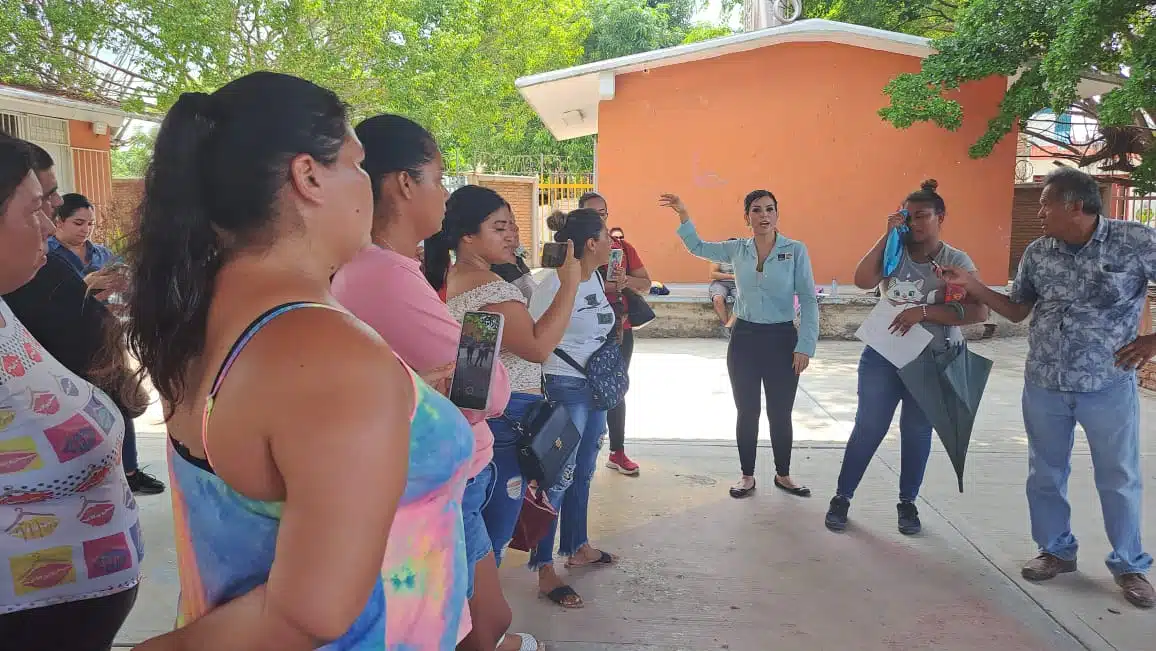 Padres de familia se manifestaron por la falta de luz en el kínder al que acuden sus hijos.