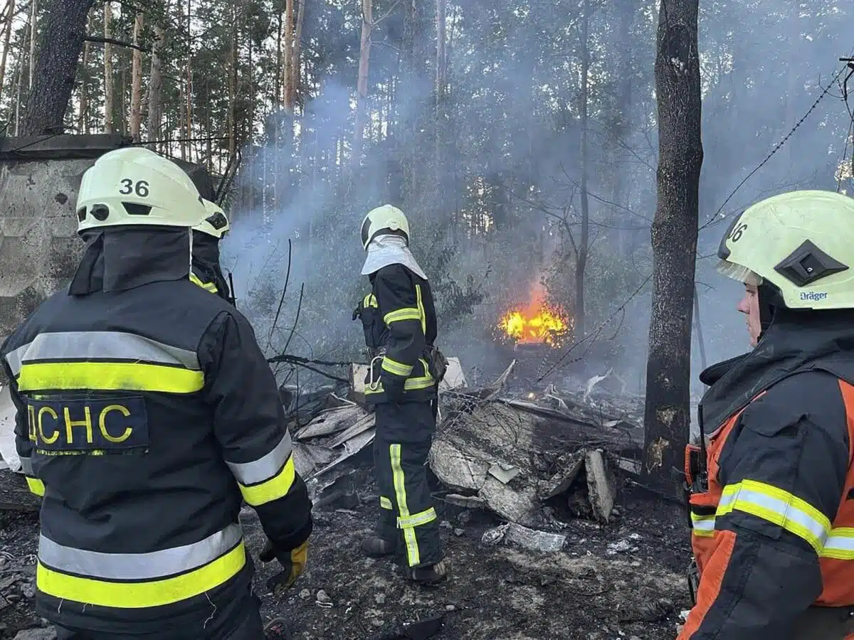 Cuerpo de bomberos tras bombardeo ruso