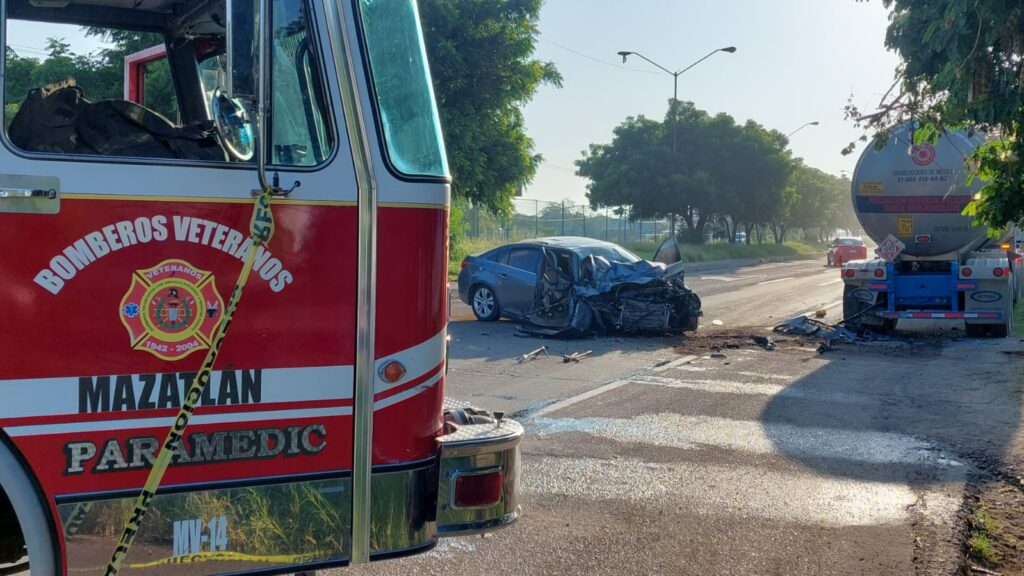 Bomberos Veteranos Mazatlán en choque