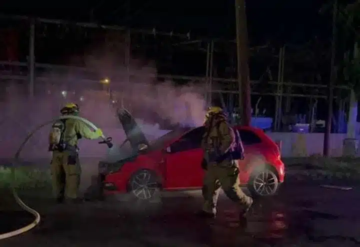 Bomberos apagan fuego de un auto Golf en Culiacán