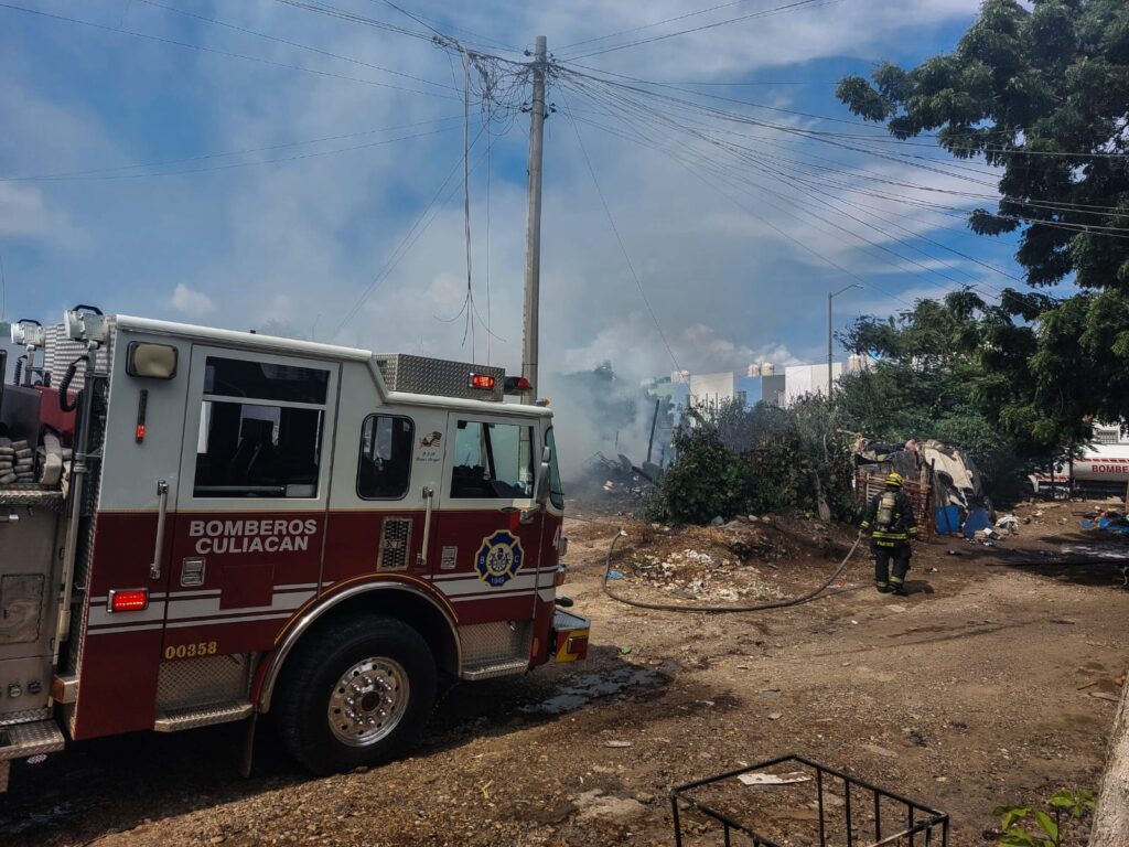 Bomberos atienden incendio de una casa en Culiacán