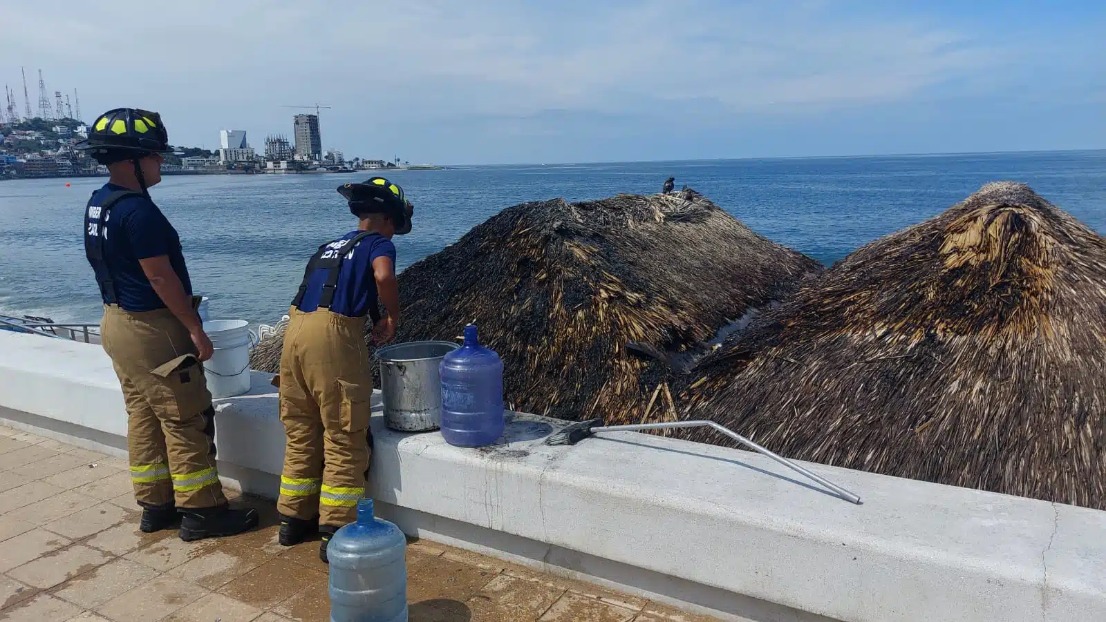 Bomberos terminan de apagar fuego en palapa de un restaurante en Mazatlán