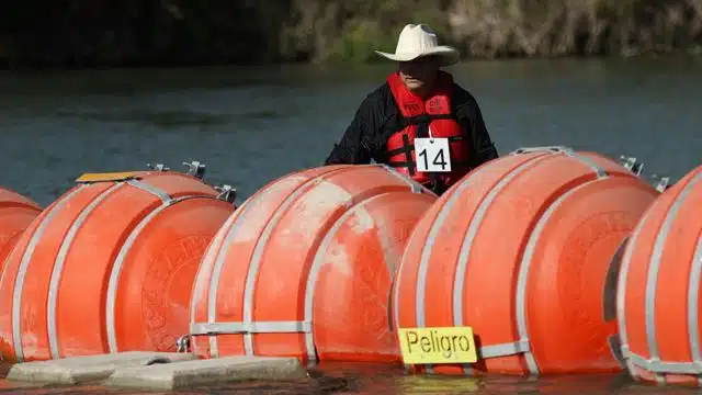 Juez ordena a Texas retirar la barrera de boyas del Río Bravo
