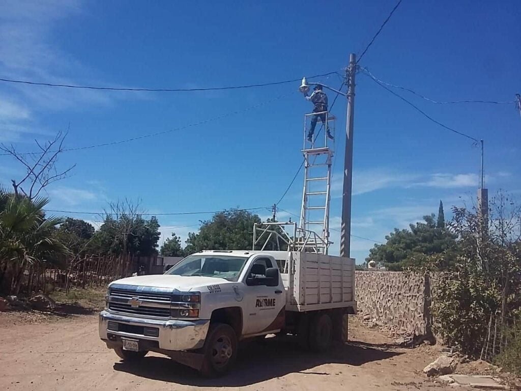 Trabajador de la CFE en poster de luz