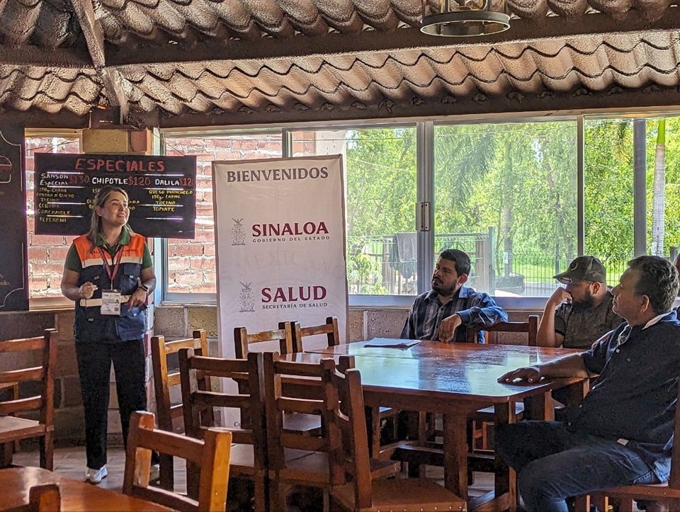 Personal de coepriss dando capacitación a comerciantes sinaloítas.
