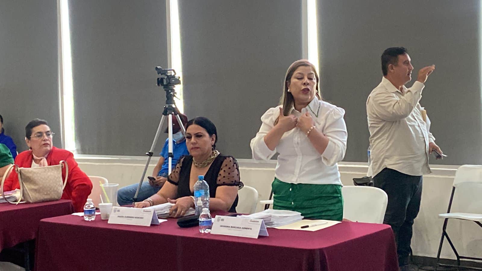 La discusión en cabildo de Guasave entre la regidora independiente y la síndica procuradora se salió de control.