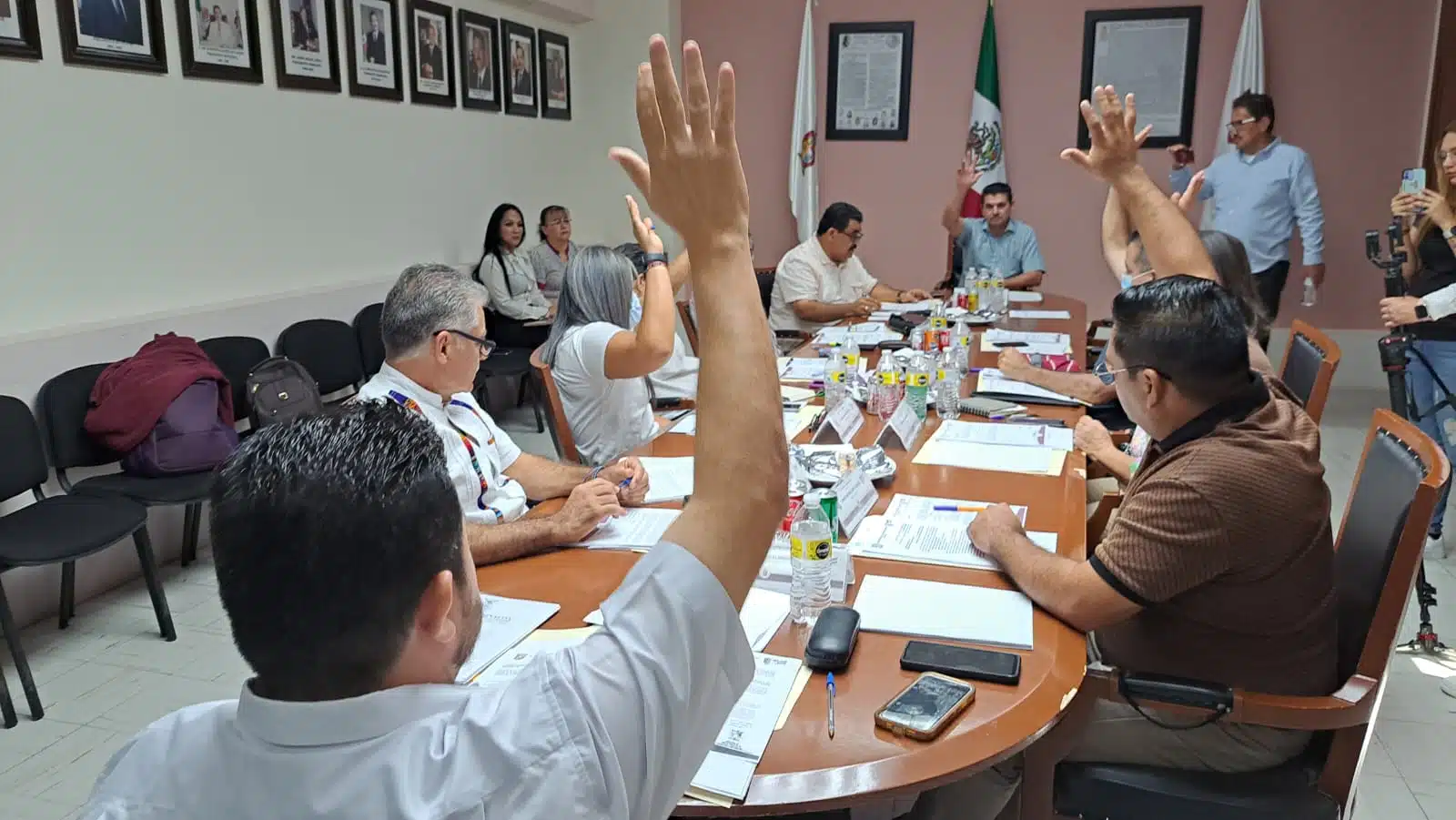 Personas levantando la mano