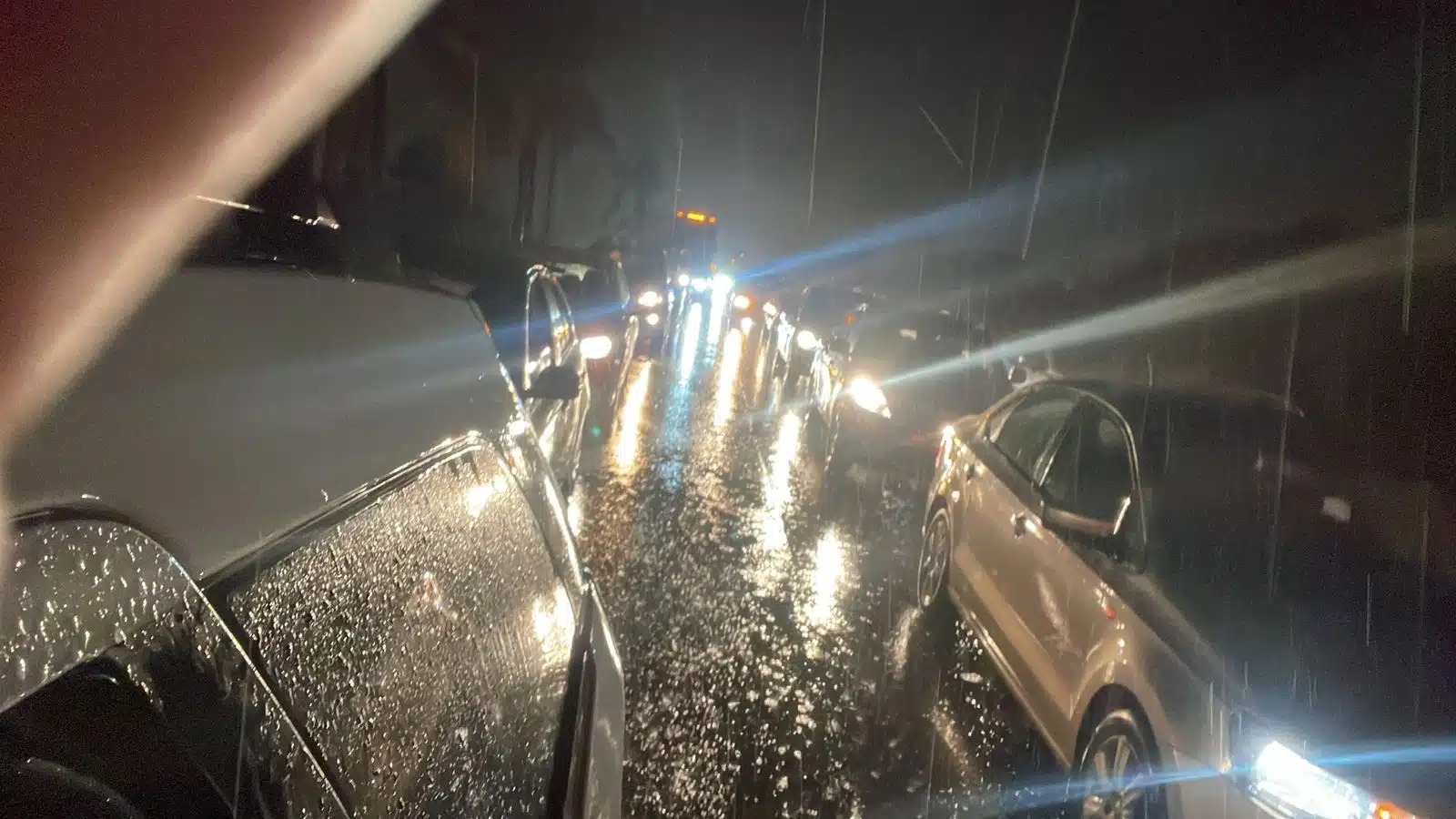 Caen lluvias fuertes en Mazatlán, se inundan vialidades y se registran apagones en varios sectores