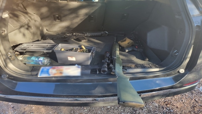 Cajuela de auto con armas