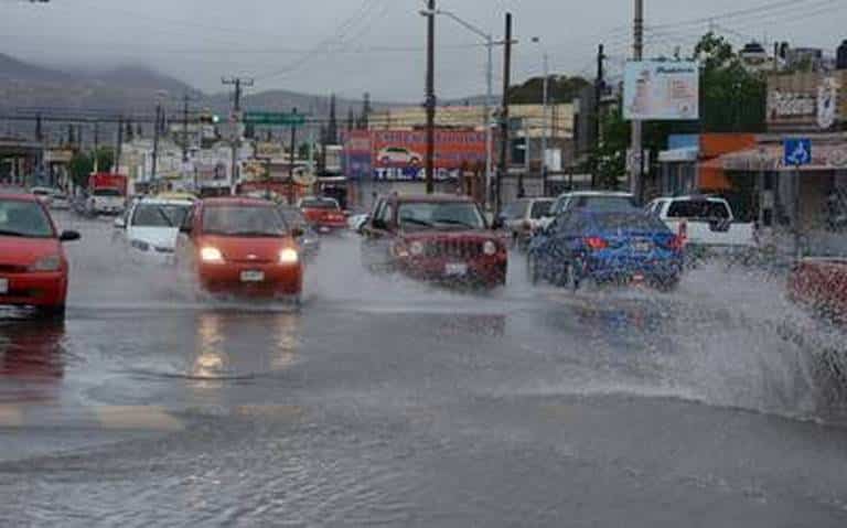 Calle encharcada por lluvias
