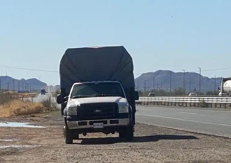 Camioneta estacionada a un lado de la carretera