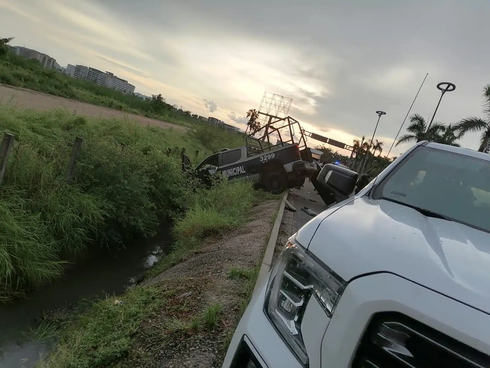 Camioneta GMC y patrulla al fondo tras accidente en Mazatlán