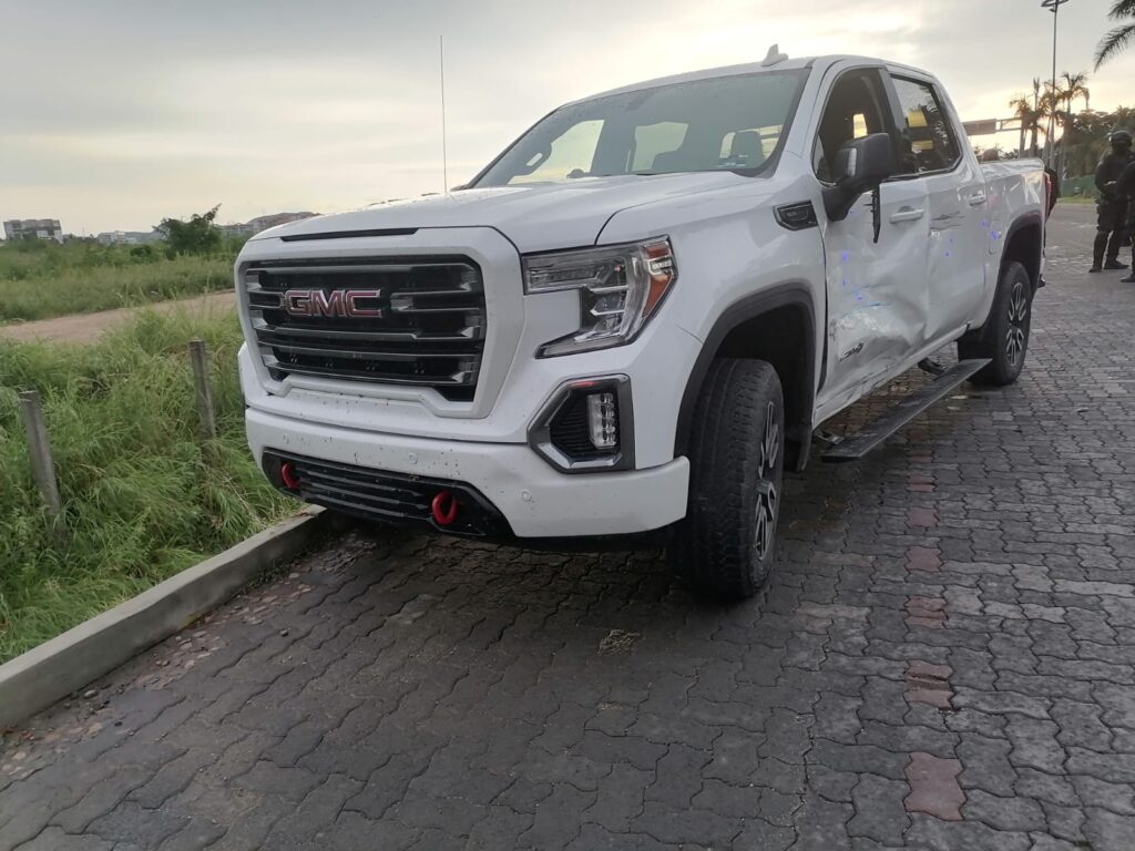 Camioneta blanca GMC Sierra