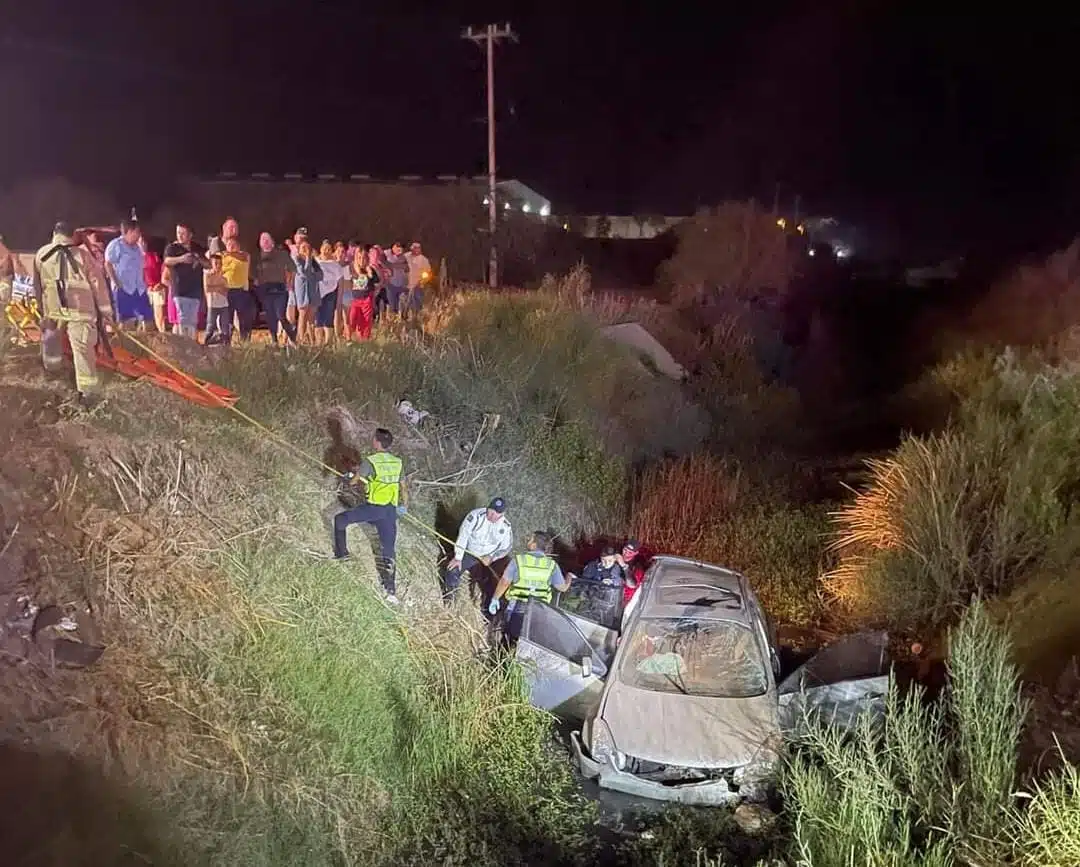 Camioneta gris en el dren Buenaventura