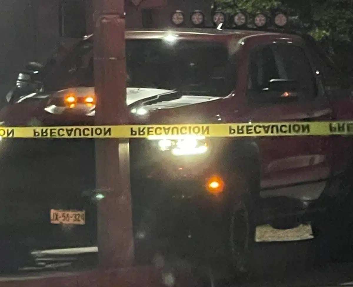 Camioneta roja donde un hombre fue asesinado en Culiacán
