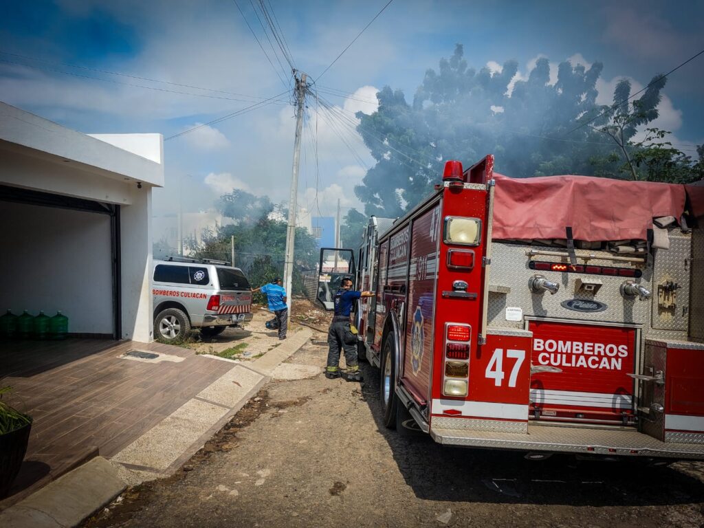 Camión y camioneta de Bomberos de Culiacán